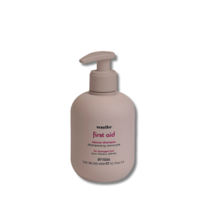 BY FAMA WONDHER First Aid szampon wzmacniający włosy zniszczone 300 ml